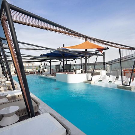 So/ Uptown Dubai Hotel ภายนอก รูปภาพ The rooftop pool at the hotel