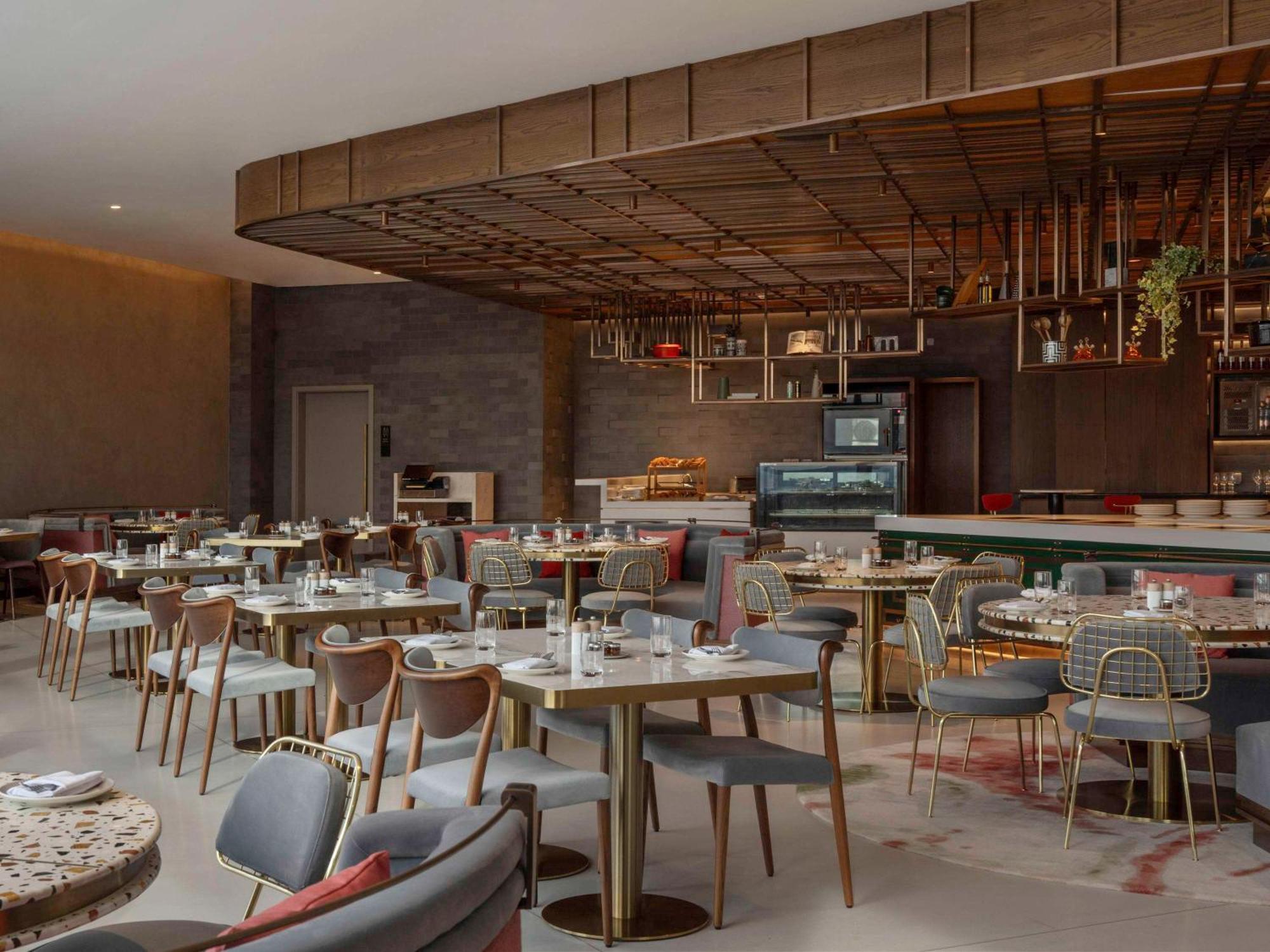 So/ Uptown Dubai Hotel ภายนอก รูปภาพ The restaurant's interior