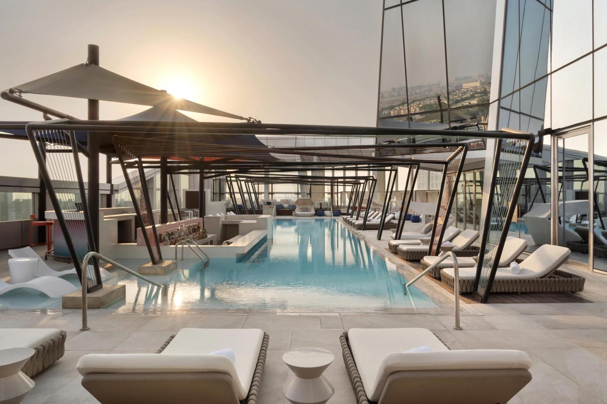 So/ Uptown Dubai Hotel ภายนอก รูปภาพ The rooftop pool at the hotel