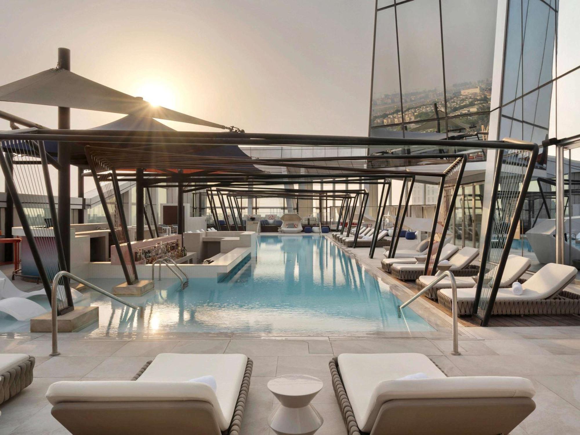 So/ Uptown Dubai Hotel ภายนอก รูปภาพ The rooftop pool at the hotel