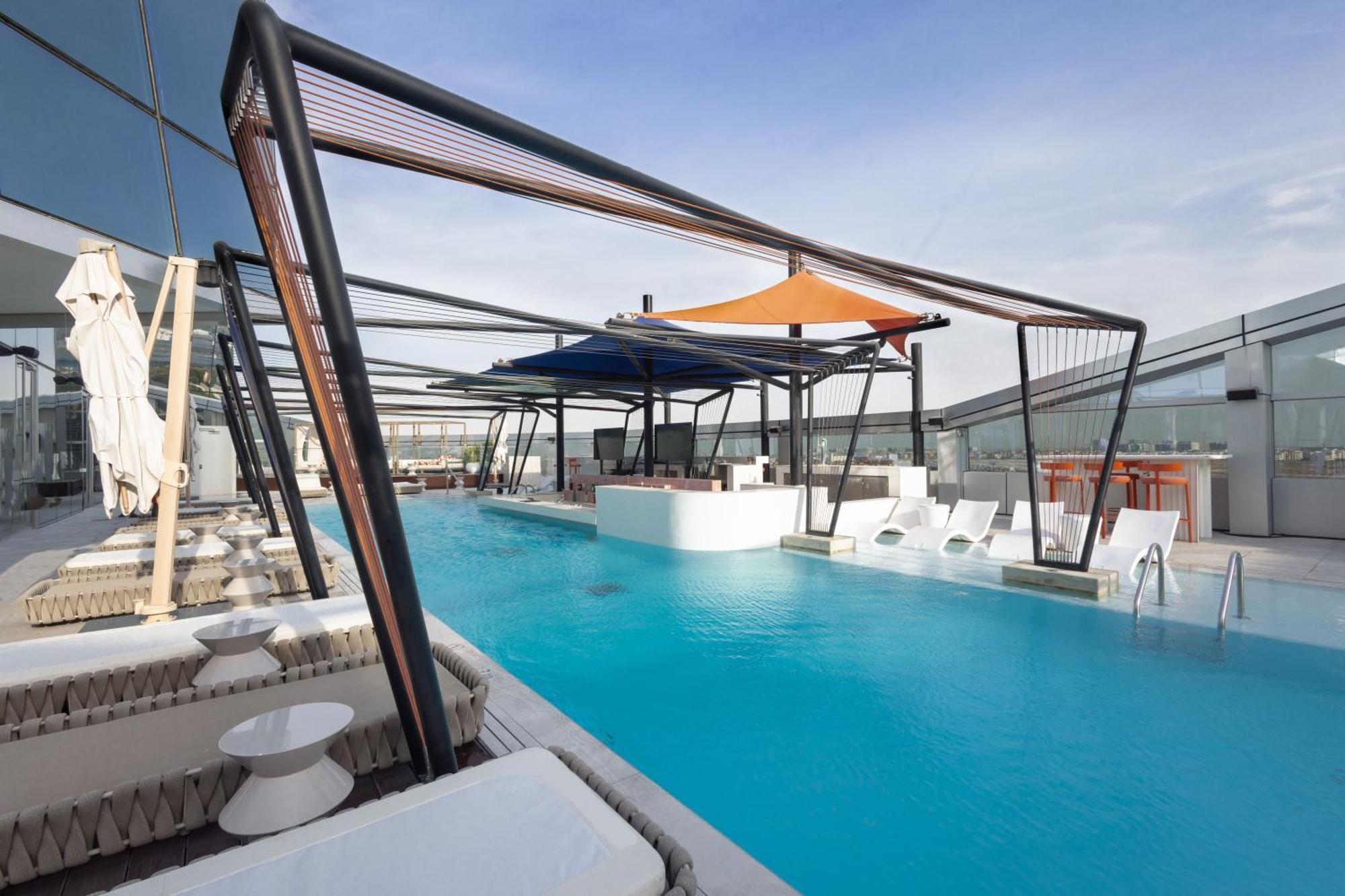 So/ Uptown Dubai Hotel ภายนอก รูปภาพ The rooftop pool at the hotel